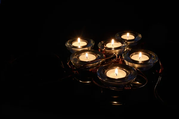 Горящая свеча на черном фоне. День памяти жертв Холокоста — стоковое фото