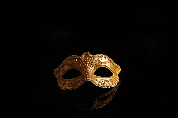 Máscara veneciana de lujo sobre fondo de brillo oscuro. Carnaval mascarada fantasía máscara —  Fotos de Stock