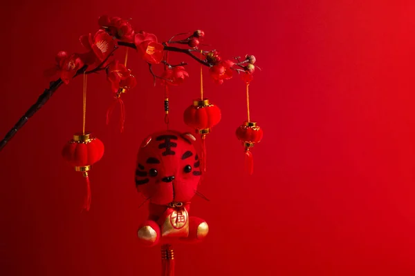 Chinesischer Neujahrshintergrund mit Sakura-Zweig, Tiger und Laternen. Übersetzung vom chinesischen Wohlstand. — Stockfoto