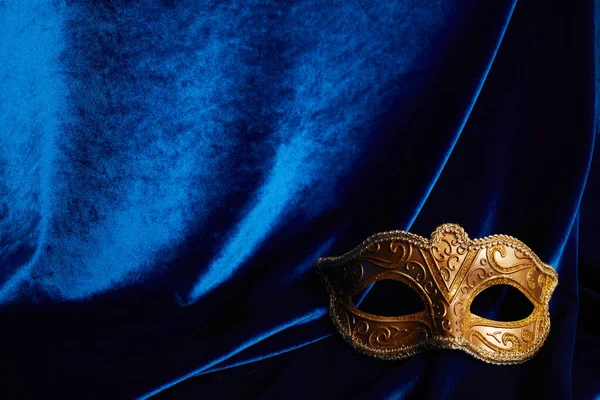 Maschera veneziana di lusso su sfondo blu scuro. Carnevale mascherata fantasia maschera — Foto Stock