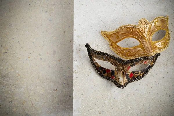Wenecka maska karnawałowa na ścianie z trawertynu. — Zdjęcie stockowe