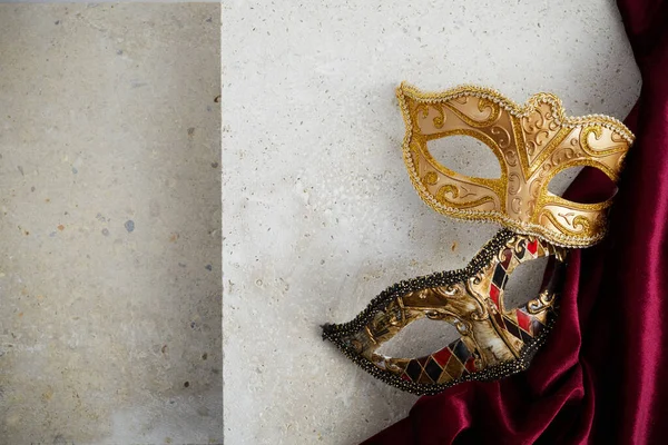 Wenecka maska karnawałowa na ścianie z trawertynu. — Zdjęcie stockowe
