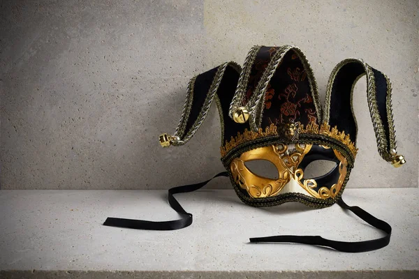 威尼斯狂欢节的面具挂在石灰石墙上. — 图库照片