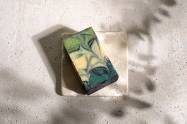 Travertine Stone Podyumu 'nda doğal el yapımı sabunlar. Sıfır atık