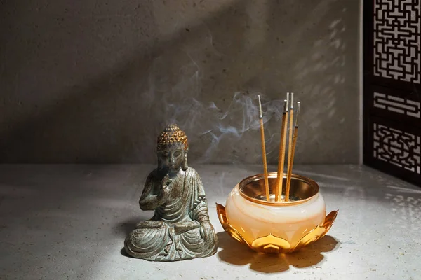 Illatos füstölő rudak égetése. Tömjén imádkozó Buddha. Zen háttér — Stock Fotó