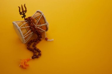 Shivas mızraklı Shivaratri arka planı ve Pellet Drum Damroo müzik enstrümanı. Hindu festivali Maha Shivratri