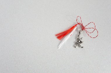 Kırmızı ve beyaz ip ve baca temizleme süsleme sembolü Mart Martisor kutlamasının ilk günü