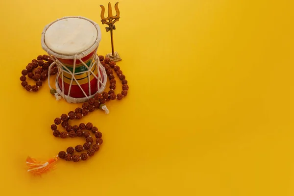 Shivaratri háttér Shivas szigonnyal és Pellet Drum Damroo hangszerrel. Hindu fesztivál Maha Shivratri — Stock Fotó