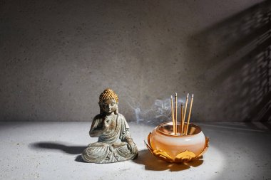 Yanan aromatik tütsü çubukları. Buda 'ya dua etmenin tütsüsü. Zen arkaplanı