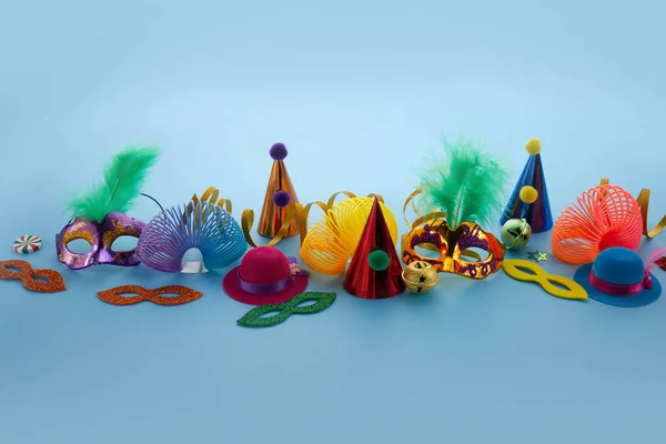 Fondo de cumpleaños o carnaval con elementos de fiesta sobre fondo azul — Foto de Stock