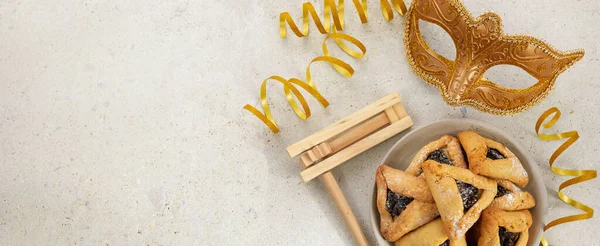 Židovská dovolená Purim pozadí s hamantaschen nebo hamans uši cookies, karneval maska a hluk — Stock fotografie