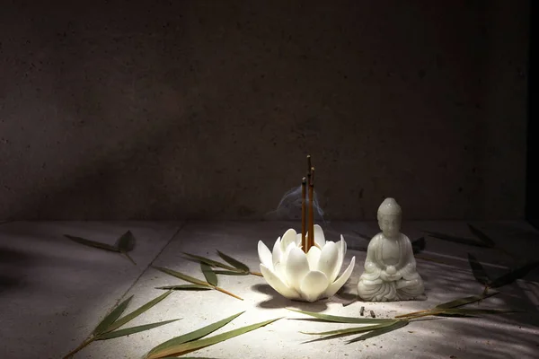 Yanan aromatik tütsü çubukları. Buda 'ya dua etmenin tütsüsü. Zen arkaplanı — Stok fotoğraf