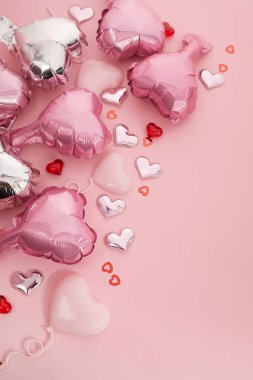 Düğün, sevgililer günü ve doğum günü için romantik bir geçmiş. Gümüş ve pembe kalp şeklinde balonlar, konfeti pembe metal aşk kalbi..