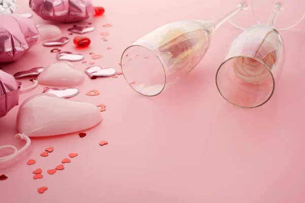Dia dos Namorados fundo rosa com dois copos de champanhe, corações e rosas. — Fotografia de Stock