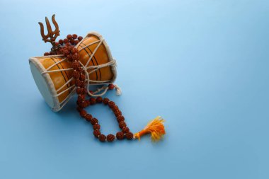 Shivas mızraklı Shivaratri arka planı ve Pellet Drum Damroo müzik enstrümanı. Hindu festivali Maha Shivratri