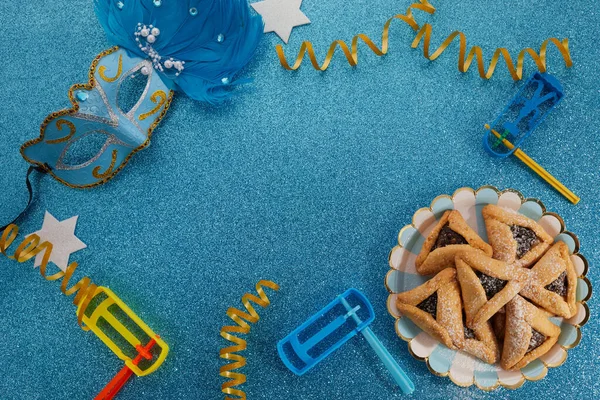 Fiesta judía Purim fondo con hamantaschen o hamans orejas galletas, máscara de carnaval y ruidoso — Foto de Stock