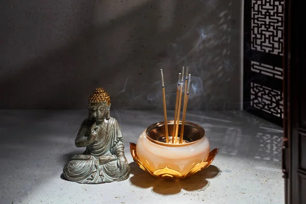 Illatos füstölő rudak égetése. Tömjén imádkozó Buddha. Zen háttér — Stock Fotó