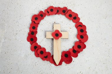 Anzak günü. Avustralya ve Yeni Zelanda ulusal bayramı ya da Anma Günü. Biege taşından arka planda kırmızı haşhaş çelengi