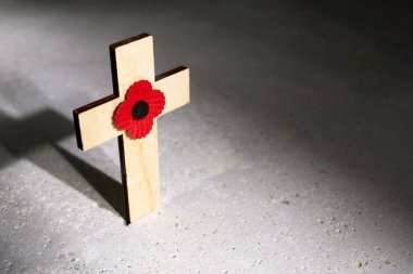 Anzak günü. Avustralya ve Yeni Zelanda ulusal bayramı ya da Anma Günü. Kırmızı gelincik ve çapraz biege taşı arkaplanı