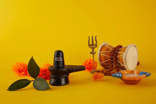 Šťastná Maha Shivaratri přání - Shiva Linga zdobené květinami, trishula, damru a bilva listy. Hinduistický festival slaví Shiva Lord — Stock fotografie