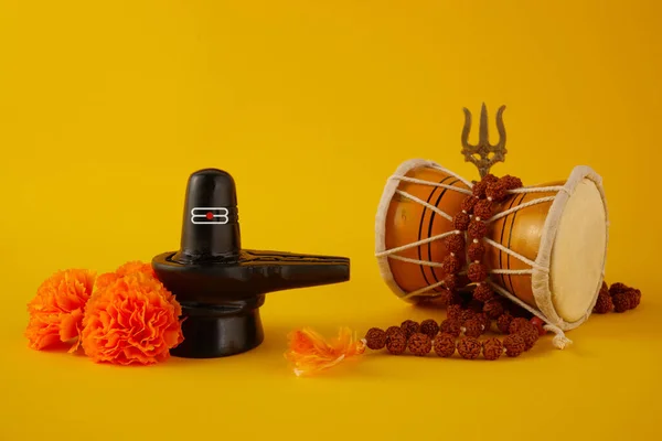 Glückliche Maha Shivaratri Grußkarte Shiva Linga Dekoriert Mit Blumen Trishula — Stockfoto