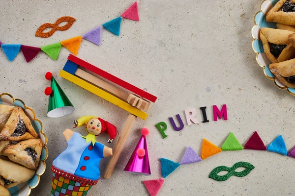 Židovská dovolená Purim pozadí s hamantaschen nebo hamans uši cookies, karneval maska a hluk — Stock fotografie