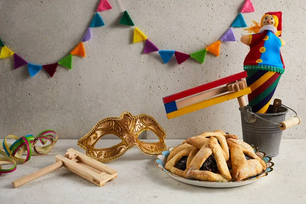 Fiesta judía Purim fondo con hamantaschen o hamans orejas galletas, máscara de carnaval y ruidoso — Foto de Stock