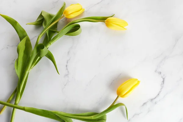 Frame with yellow tulips flowers. Flat lay — Stock Photo, Image