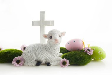 Paskalya kuzusu, yumurta ve haç beyaz arka planda. Katolik Paskalya geçmişi