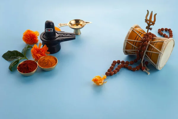 Mutlu Maha Shivaratri tebrik kartı - Shiva Linga çiçeklerle süslenmiş, trishula, damru ve bilva yapraklarıyla. Hindu festivali Shiva Lord 'u kutladı — Stok fotoğraf