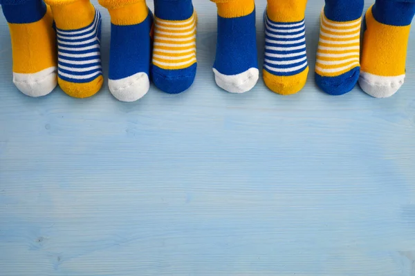Hintergrund des Welt-Down-Syndroms-Tages. Down-Syndrom-Aufklärungskonzept. Socken und Schleife auf blauem Hintergrund — Stockfoto