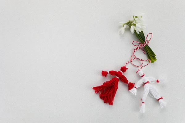 Bouquet di bucaneve e dalls Martisor rosso e bianco su sfondo bianco brillante. Vacanze Martisor e Baba Marta — Foto Stock