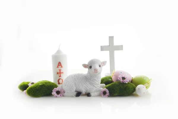 Pasen lam, eieren en kruis op witte achtergrond. Katholieke paasachtergrond — Stockfoto