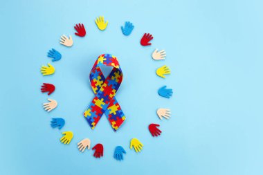 Mavi arka planda renkli elleri olan otizm farkındalığı kavramı. Üst görünüm