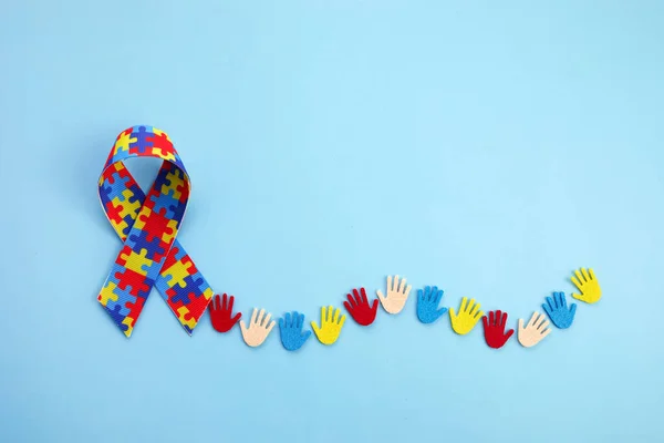 Autism medvetenhet koncept med färgglada händer på blå bakgrund. Ovanifrån — Stockfoto