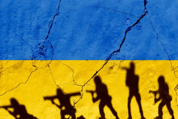 Conflicto entre Rusia y Ucrania. Banderas grunge de Ucrania con sombras de soldados — Foto de Stock