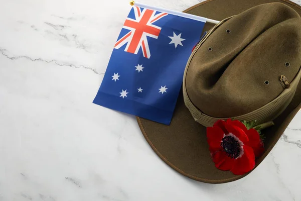 Anzac armé slouch hatt med australisk flagga och vallmo på sten bakgrund — Stockfoto