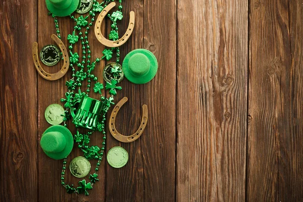 St Patricks Day gränsen av schampo pärlor och mynt över en rustik trä bakgrund — Stockfoto