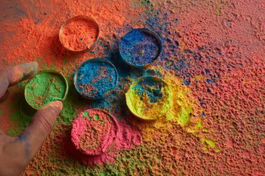 Mutlu Holi geçmişi. Holi festivali için organik boya tozu..