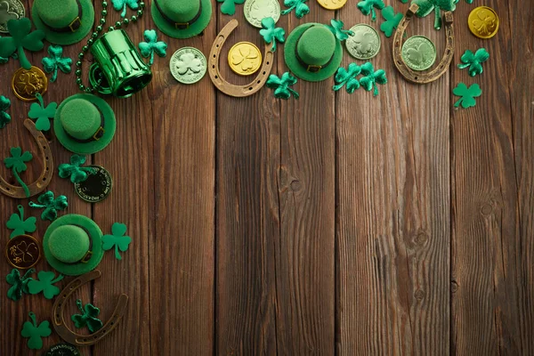 St Patricks Den hranice shamrocks a mincí přes rustikální dřevo pozadí — Stock fotografie