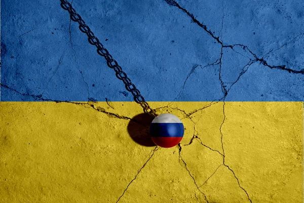 Ucrania pintó la bandera en una pared con una grieta. Guerra, conflicto entre Ucrania y Rusia — Foto de Stock