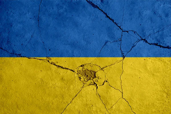 Ucrania pintó la bandera en una pared con una grieta. Guerra, conflicto entre Ucrania y Rusia — Foto de Stock