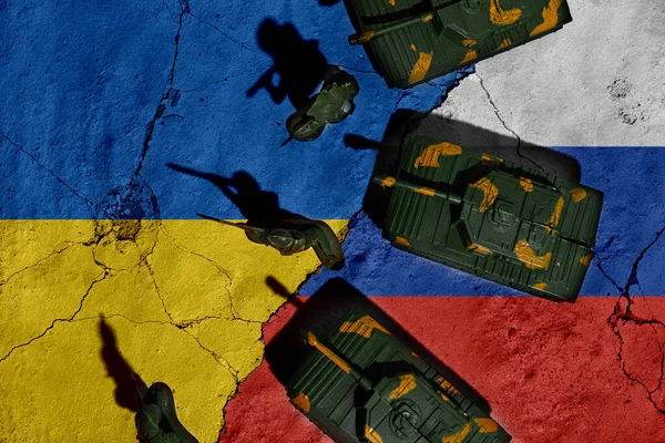 Conflicto entre Rusia y Ucrania. Banderas grunge de la Federación Rusa y Ucrania con sombras de soldados — Foto de Stock