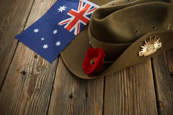 Anzac armé slouch hatt med australisk flagga och vallmo på trä bakgrund — Stockfoto