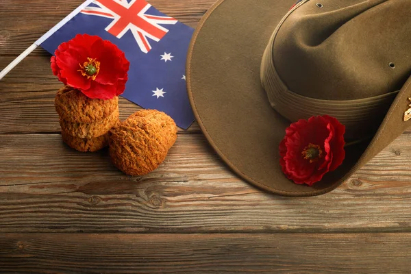 Australiska Anzac-dagen. Australiska armén slouch hatt och traditionella Anzac kex på trä bakgrund. — Stockfoto