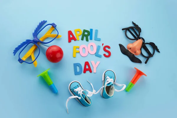 Abril tolos texto do dia e óculos engraçados e par de sapatos com os atacadores amarrados juntos. — Fotografia de Stock