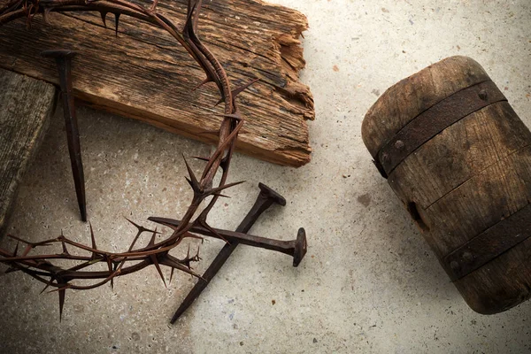 Kruisiging van Jezus Christus. Kruis met drie nagels en een kroon van doornen op de grond — Stockfoto