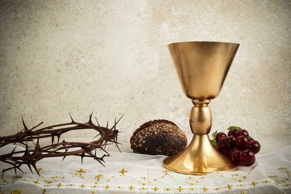 Húsvéti háttér töviskoronával és kelyhek vörösborral, mint koncepció Krisztus vére — Stock Fotó