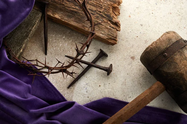 Crucifixión de Jesucristo. Cruz con tres uñas y corona de espinas en el suelo — Foto de Stock