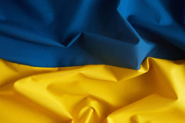 Tela curvada bandera de Ucrania. Colores azul y amarillo. Fondo de la bandera UA — Foto de Stock
